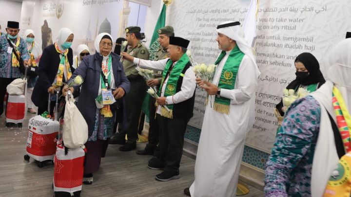 Jamaah haji Indonesia saat tiba di Madinah, Arab Saudi pada musim haji 2023. Foto: Kemenag