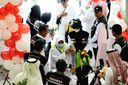 Jamaah haji Indonesia tiba di Hotel Al Ghadeer, Syisyah, Makkah, Senin (20/5/2024). Foto: Kemenag
