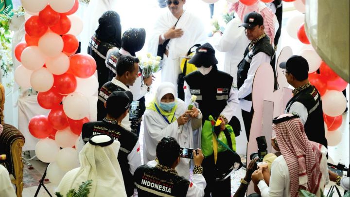 Jamaah haji Indonesia tiba di Hotel Al Ghadeer, Syisyah, Makkah, Senin (20/5/2024). Foto: Kemenag