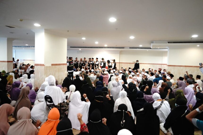 Petugas Penyelenggara Ibadah Haji (PPIH) Daerah Kerja (Daker) Mekkah mengimbau jemaah haji Indonesia untuk dapat memperbanyak manasik setibanya di Mekkah. Foto: Ist