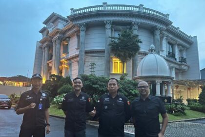 Tim Pelacakan Aset pada Direktorat Penyidikan Jaksa Agung Muda Pidana Khusus (Jampidsus) saat berswafoto di depan sebuah rumah mewah seluas 805 m2 yang terletak di Crown Golf Utara Nomor 7 Summarecon Serpong, Banten. Foto: Puspenkun Kejaksaan Agung