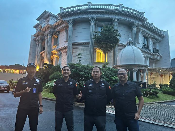 Tim Pelacakan Aset pada Direktorat Penyidikan Jaksa Agung Muda Pidana Khusus (Jampidsus) saat berswafoto di depan sebuah rumah mewah seluas 805 m2 yang terletak di Crown Golf Utara Nomor 7 Summarecon Serpong, Banten. Foto: Puspenkun Kejaksaan Agung