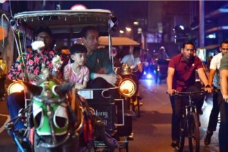 Presiden Joko Widodo mengajak cucunya naik andong berkeliling Malioboro, Kota Yogyakarta, Jumat, 24 Mei 2024. Foto: BPMI Setpres/Vico