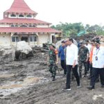 Presiden Jokowi saat meninjau langsung area terdampak bencana longsor dan banjir bandang lahar dingin di Kabupaten Agam, Sumatra Barat, Selasa (21/5/2024). Foto: BPMI Setpres