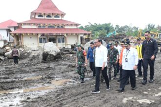 Presiden Jokowi saat meninjau langsung area terdampak bencana longsor dan banjir bandang lahar dingin di Kabupaten Agam, Sumatra Barat, Selasa (21/5/2024). Foto: BPMI Setpres