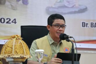 Kepala Badan Nasional Penanggulangan Bencana (BNPB), Letjen TNI Suharyanto pada Rapat Koordinasi Penangananan Darurat Bencana Banjir dan Tanah Longsor di Provinsi Sulawesi Selatan, Senin (6/5). Foto: Ist