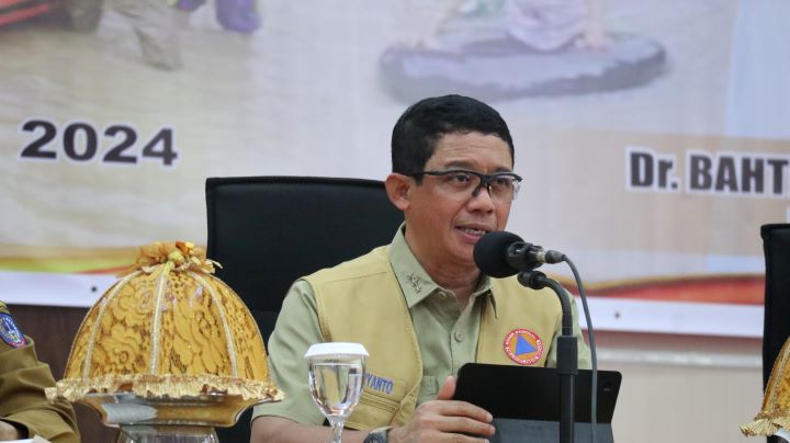 Kepala Badan Nasional Penanggulangan Bencana (BNPB), Letjen TNI Suharyanto pada Rapat Koordinasi Penangananan Darurat Bencana Banjir dan Tanah Longsor di Provinsi Sulawesi Selatan, Senin (6/5). Foto: Ist