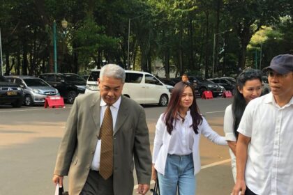 Kepala Kantor Bea Cukai Purwakarta, Jawa Barat, Rahmady Effendi Hutahaea didampingi istrinya, Margaret Christina Yudhi Handayani Rampolodji mendatangi Polda Metro Jaya pada Selasa (7/5), untuk memberikan keterangan sekaligus klarifikasi meluruskan berita terkait kepemilikan harta fantastis. Foto: Joesvicar Iqbal/ipol.id