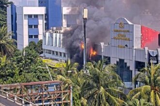 Sudin Gulkarmat Jakpus mengungkapkan kebakaran mobil hingga merambat ke Gedung Kampus F Universitas Trisakti diduga akibat korsleting. (Foto: Disgulkarmat DKI Jakarta)