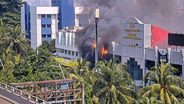Sudin Gulkarmat Jakpus mengungkapkan kebakaran mobil hingga merambat ke Gedung Kampus F Universitas Trisakti diduga akibat korsleting. (Foto: Disgulkarmat DKI Jakarta)