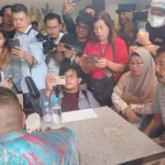 Keluarga Vina Cirebon, mendatangi tim hukum pengacara Hotman Paris Hutapea usai kasus yang menyebabkan perempuan itu tewas kembali viral karena difilmkan (Istimewa )