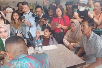 Keluarga Vina Cirebon, mendatangi tim hukum pengacara Hotman Paris Hutapea usai kasus yang menyebabkan perempuan itu tewas kembali viral karena difilmkan (Istimewa )