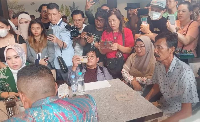 Keluarga Vina Cirebon, mendatangi tim hukum pengacara Hotman Paris Hutapea usai kasus yang menyebabkan perempuan itu tewas kembali viral karena difilmkan (Istimewa )