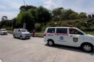 Rombongan iring-iringan mobil ambulans yang membawa jenazah pelajar SMK Lingga Kencana yang kecelakaan di Subang,. Foto: Diskominfo Kota Depok