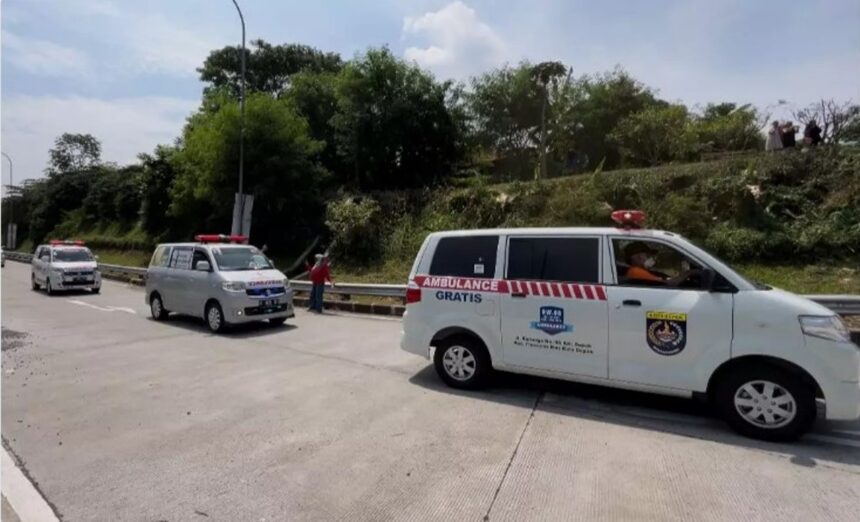 Rombongan iring-iringan mobil ambulans yang membawa jenazah pelajar SMK Lingga Kencana yang kecelakaan di Subang,. Foto: Diskominfo Kota Depok