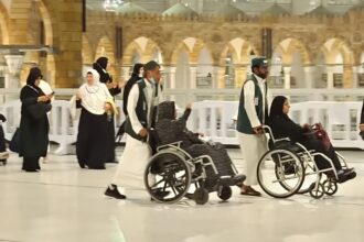 Layanan jasa resmi pendorong kursi roda di Masjidil Haram. Foto: dok. Kemenag