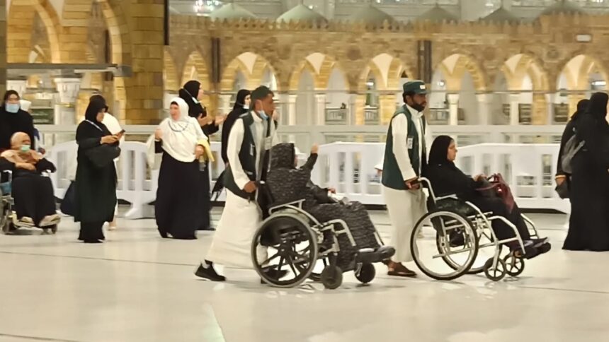 Layanan jasa resmi pendorong kursi roda di Masjidil Haram. Foto: dok. Kemenag