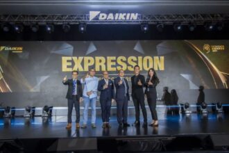 (Ki-ka) Wenky Handono (Asisstant GM Project Sales PT DAIKIN Airconditioning Indonesia), Tan tik lam (perwakilan IAI Jakarta), Alex Bayusaputro (perwakilan HDII Jakarta), Shinji Miyata (President Director Pt Daikin Airconditioning Indonesia), Daniel Manata (turi tamu DDA 2024), dan Selvi Ani Yongnata (Manager Proshop PT Daikin Airconditioning Indonesia), saat mengumumkan termulainya DAIKIN Proshop Designer Awards 2024. Foto: Daikin