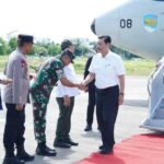 Menteri Menko Marves, Luhut Binsar Pandjaitan, saat tiba di Bandara Sultan Aji Muhammad Sulaiman Sepinggan (SAMSS) Balikpapan. Foto: Ist