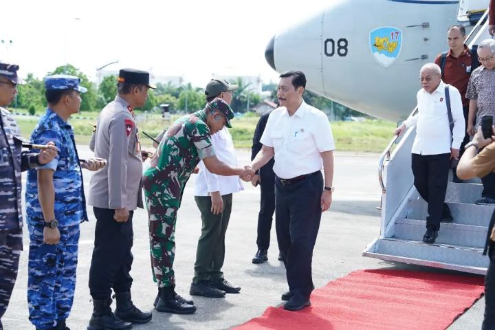 Menteri Menko Marves, Luhut Binsar Pandjaitan, saat tiba di Bandara Sultan Aji Muhammad Sulaiman Sepinggan (SAMSS) Balikpapan. Foto: Ist