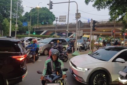 kemacetan arus lalu lintas pada simpang jalan di kawasan Cawang, Jatinegara, Jakarta Timur, pada Rabu (29/5) sore. Foto: Joesvicar Iqbal/ipol.id