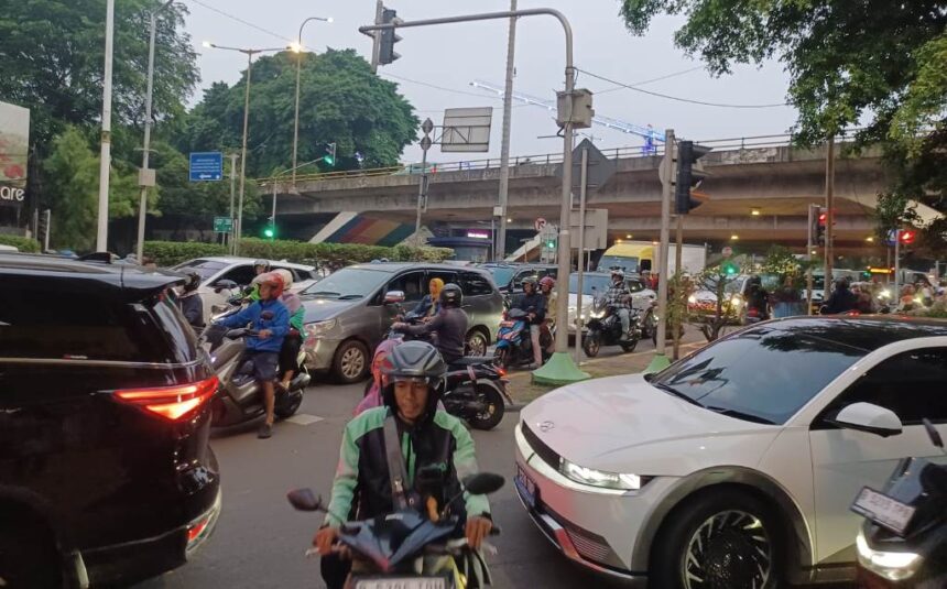 kemacetan arus lalu lintas pada simpang jalan di kawasan Cawang, Jatinegara, Jakarta Timur, pada Rabu (29/5) sore. Foto: Joesvicar Iqbal/ipol.id