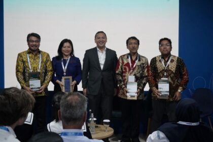 Diskusi panel bertajuk “Indonesia’s Energy Transition Roadmap” di paviliun Indonesia yang diselenggarakan di perhelatan World Water Forum ke-10 pada Senin (20/5). Foto: Dok Pertamina