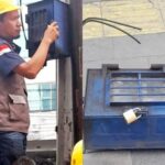 Petugas PLN mencabut KWH Meter milik pedagang di Jalan Gajah Mada Kota Medan. Foto: Instagram @dishub_medan