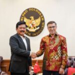 Menteri Koordinator Bidang Politik, Hukum dan Keamanan (Menko Polhukam) Marsekal TNI (Purn) Hadi Tjahjanto saat menerima kunjungan kehormatan Duta Besar Turki untuk Republik Indonesia, Talip Küҫükcan beserta jajaran di kantor Kemenko Polhukam, Jakarta, Rabu (15/5/2024). Foto: Kemenko Polhukam