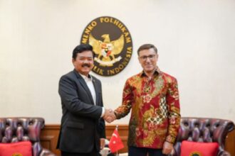 Menteri Koordinator Bidang Politik, Hukum dan Keamanan (Menko Polhukam) Marsekal TNI (Purn) Hadi Tjahjanto saat menerima kunjungan kehormatan Duta Besar Turki untuk Republik Indonesia, Talip Küҫükcan beserta jajaran di kantor Kemenko Polhukam, Jakarta, Rabu (15/5/2024). Foto: Kemenko Polhukam