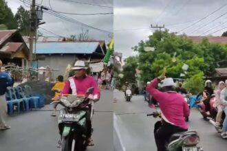 Seorang pria yang menggunakan motor membagikan gepokan uang utuk pembangunan Masjid di Desa Marias. Foto: IG, @memomedsos (tangkap layar)