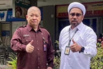 Ketua Umum Persaudaraan Islam Tionghoa Indonesia (PITI), Ipong Hembing Putra (kiri) saat silaturahmi dengan Pembina Persaudaraan Islam Tionghoa Indonesia (PITI) yang juga Ketua Umum Pengurus Besar Perhimpunan Masyarakat Moderasi Beragama Indonesia (Ketum PB PMBI), Ali Mochtar Ngabalin (kanan). Foto: Ist