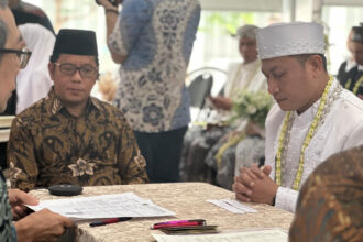 Dirjen Bimas Islam Kamaruddin Amin (peci hitam) saksikan pernikahan masal di Taiwan