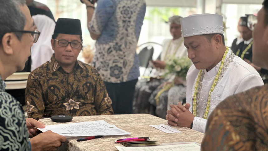 Dirjen Bimas Islam Kamaruddin Amin (peci hitam) saksikan pernikahan masal di Taiwan