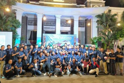 Ketua Komunitas Serena Indonesia Community, Ari dan Afrizal selaku Founder Komunitas Serenity bersama para anggota komunitas berswafoto usai acara Serenity Jamnas 2024 di sebuah hotel di Solo, Jawa Tengah, Minggu (12/5). Foto: Komunitas Serena Indonesia Community untuk ipol.id