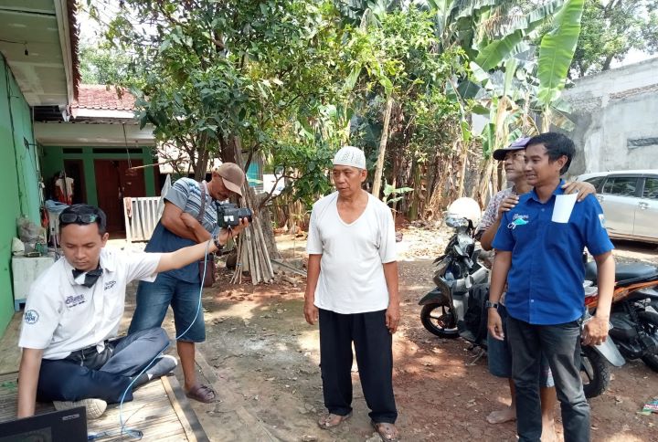 Suasana petugas Suku Dinas Kependudukan dan Pencatatan Sipil Kota Jakarta Timur (Dukcapil Jaktim) saat melakukan perekaman e-KTP terhadap Orang Dengan Gangguan Jiwa (ODGJ) warga RT 04/02, Cilangkap, Cipayung, Rabu (15/5) siang tadi. Foto: Ist