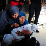 Seorang perempuan Palestina mengendong jenazah seorang anak yang tewas dalam pemboman Israel, di sebuah klinik kesehatan di kawasan Tel al-Sultan di Rafah, Jalur Gaza selatan, Minggu 26 Mei 2024.
