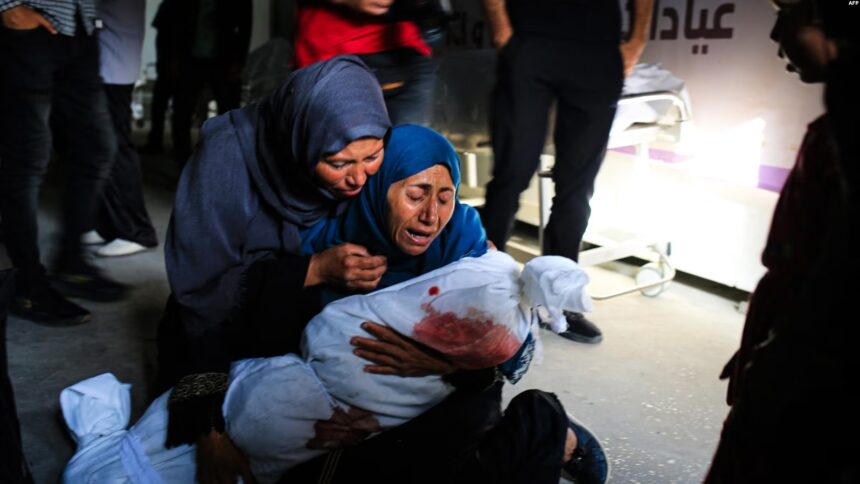 Seorang perempuan Palestina mengendong jenazah seorang anak yang tewas dalam pemboman Israel, di sebuah klinik kesehatan di kawasan Tel al-Sultan di Rafah, Jalur Gaza selatan, Minggu 26 Mei 2024.
