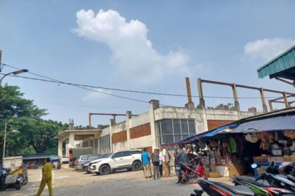 Kondisi Pasar Munjul, Kecamatan Cipayung, Jakarta Timur, pada Jumat (17/5) siang, sangat memprihatinkan. Pengerjaan gedung belum sepenuhnya rampung dan aspal jalan di halaman parkir rusak serta terkelupas. Foto: Joesvicar Iqbal/ipol.id