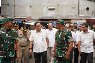 Direktur Utama Perumda Pasar Jaya, Agus Himawan Widiyanto dan jajaran saat mengecek kondisi pasar di Jakarta. Foto: Ist