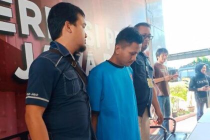 Tersangka pembunuhan Vina Cirebon, Pegi alias Perong membantah melakukan pembunuhan dalam ekspose di Mapolda Jabar, Minggu (26/5/2024). (Foto: IstI)