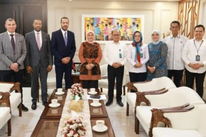 Menteri Ketenagakerjaan Ida Fauziyah menerima kunjungan kehormatan (courtesy call) Duta Besar RI untuk Persatuan Emirat Arab (PEA) Husin Bagis di kantor Kemnaker. Foto: Kemnaker