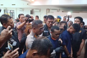 Kapolres Metro Jakarta Timur, Kombes Pol Nicolas Ary Lilipaly didampingi Kasat Reskrim dan jajaran meminta keterangan pada tersangka JMP, 25, YBL, 36, dan DL, 22, dalam gelar kasus pembunuhan yang menewaskan korban Ahmad Efendy, 38, di Mapolres, Jumat (17/5) sore. Foto: Joesvicar Iqbal/ipol.id