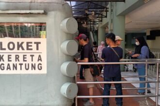 Suasana libur hari raya Tri Suci Waisak 2568 BE, Taman Mini Indonesia (TMII), Kecamatan Cipayung, Jakarta Timur, dipadati belasan ribu pengunjung pada Kamis (23/5). Foto: Joesvicar Iqbal/ipol.id