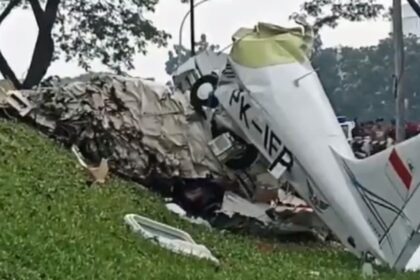 Pesawat latih jatuh di Lapangan Sunburst, BSD, Tangerang Selatan,. Foto: Ist