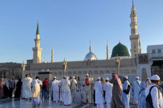 Suasana di pelataran Masjid Nabawi, Madinah, Arab Saudi, di depan pintu masuk ke Raudhah. Foto: Kemenag