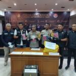 Kapolres Metro Jakarta Timur, Kombes Pol Nicolas Ary Lilipaly didampingi Kasat Reskrim dan Kapolsek Pulogadung dalam gelar kasus pembunuhan dan perampokan dengan menghadirkan tiga tersangka berikut barang bukti di Mapolres, pada Jumat (17/5) sore. Foto: Joesvicar Iqbal/ipol.id