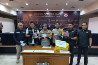 Kapolres Metro Jakarta Timur, Kombes Pol Nicolas Ary Lilipaly didampingi Kasat Reskrim dan Kapolsek Pulogadung dalam gelar kasus pembunuhan dan perampokan dengan menghadirkan tiga tersangka berikut barang bukti di Mapolres, pada Jumat (17/5) sore. Foto: Joesvicar Iqbal/ipol.id