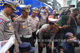 Kakorlantas Polri Irjen Pol Aan Suhanan saat menggelar ramp check pada PO Bus Jackal Holidays di Jalan Soekarno Hatta, Bandung, Jawa Barat, Selasa (28/5/2024).