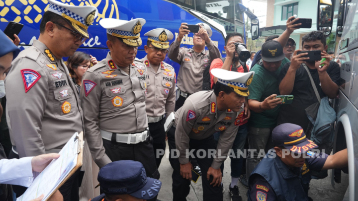 Kakorlantas Polri Irjen Pol Aan Suhanan saat menggelar ramp check pada PO Bus Jackal Holidays di Jalan Soekarno Hatta, Bandung, Jawa Barat, Selasa (28/5/2024).